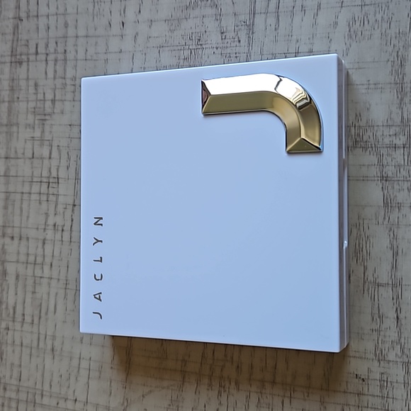 Jaclyn Cosmetics Translucent Setting Powder - Picture 4 of 5